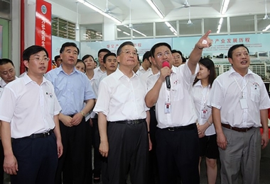 温家宝总理调研全国信誉第一的网投平台集团东莞制造工厂华宝鞋业 送企业六字真言